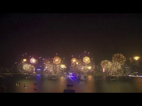 Capodanno a Hong Kong, il porto si infiamma per il grande show dei fuochi d'artificio