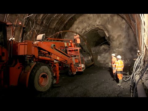 Le plus grand tunnel du monde : les mineurs face aux montagnes