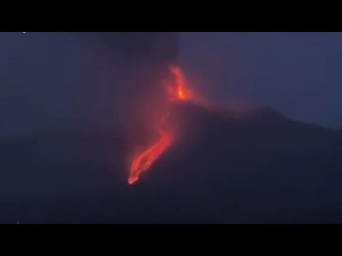 L'Etna torna a eruttare: le immagini della spettacolare fontana di lava