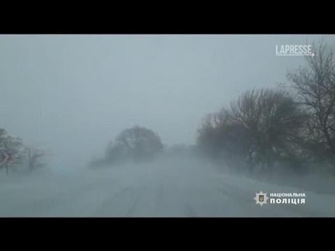 Ucraina, Odessa colpita da una violenta tempesta di neve