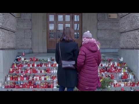 Praga, vigilia di Natale di lutto per vittime sparatoria Universit&agrave;: candele e fiori fuori...