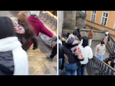 Il video degli studenti in fuga dalla sparatoria nell&rsquo;universit&agrave; di Praga