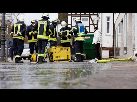 Feuerwehren wegen &Uuml;berschwemmungen im Dauereinsatz