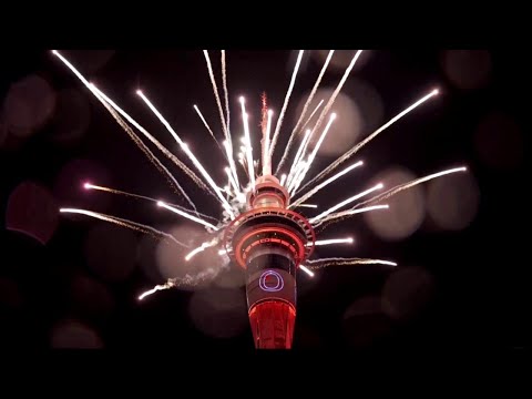 Il 2024 &egrave; gi&agrave; iniziato in Nuova Zelanda. I fuochi d'artificio dalla Sky Tower di Auckland