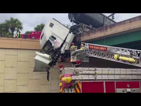 Il tir sfonda il guard-rail e rimane sospeso nel vuoto: autista salvo per un soffio