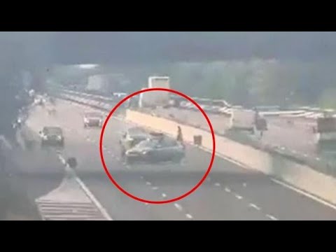 Piacenza, si schianta a tutta velocit&amp;agrave; contro volante della polizia: il video dell&amp;rsquo;incidente