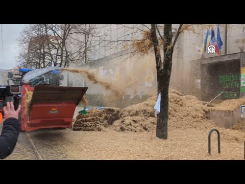 Farmers protest against the Regional Council in France