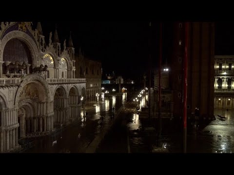 Acqua alta a Venezia, suonano le sirene in attesa del picco di 160 cm