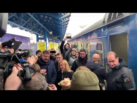 Meloni arriva a Kiev in treno, accolta con un mazzo di fiori