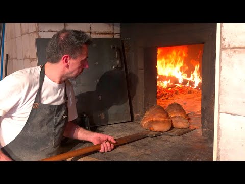 More than 600 years! A historic bakery that has been baking in a wood-fired oven 🔥【Altamura, Italy】