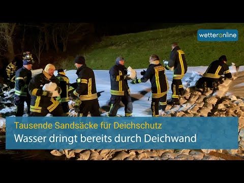 Wasser dringt bereits durch Deichwand - Tausende Sands&auml;cke f&uuml;r Deichschutz