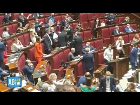 Insulta magistrati e deputate: Sgarbi espulso dall'Aula e portato via di forza