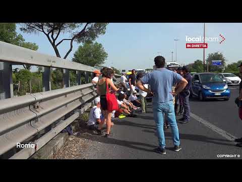 LIVE Roma, attivisti Ultima Generazione bloccano GRA, terza volta in una settimana: diretta video