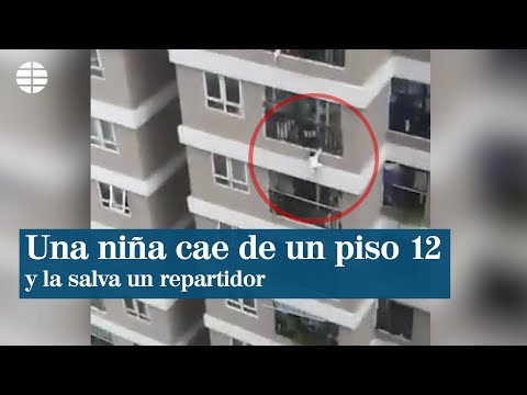 Un repartidor salva a una ni&ntilde;a de tres a&ntilde;os que cay&oacute; de un piso 12