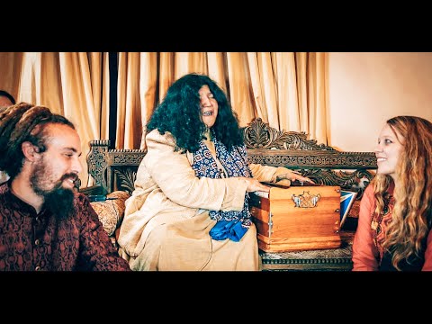 Abida Parveen sings Nara e Mastana in her living room.