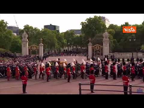 Il feretro della regina Elisabetta passa davanti a Buckingham Palace, lo staff rende omaggio...