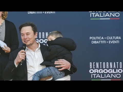 Elon Musk sale sul palco di Atreju con in braccio il figlio (che non se ne vuole andare)