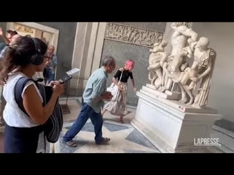 Ambientalisti protestano incollandosi a una statua dei Musei Vaticani