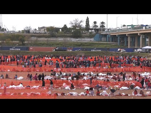 Hundreds of migrants wait to be processed at US-Mexico border | AFP