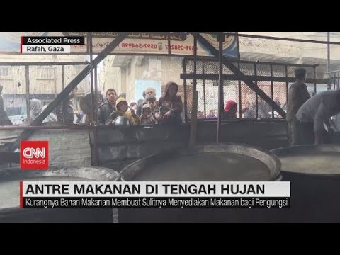 Pengungsi Gaza Antre Makanan di Tengah Hujan