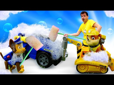 I cuccioli coraggiosi di Paw Patrol lavano le loro macchine giocattolo. Paw Patrol all'asilo nido