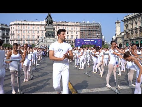 Roberto Bolle d&agrave; lezione di danza in piazza Duomo: il video con 1.600 ballerini in bianco da...