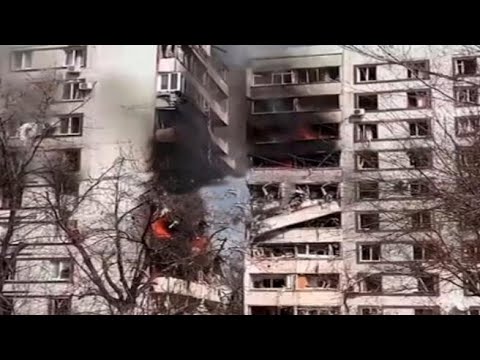 Zaporizhzhia bombardata, il momento in cui il razzo colpisce i palazzi