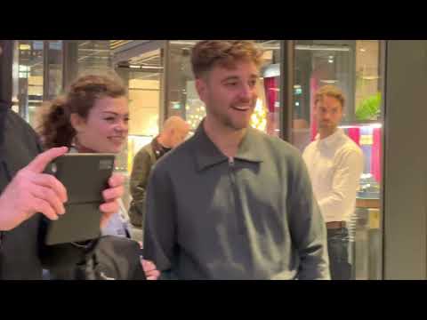 DUDES PLAY INSANE PIANO TO SHOCKED SHOPPERS AT LONDON MALL ...