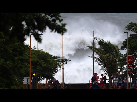 EN DIRECT - L'oeil du cyclone Belal fond sur La R&eacute;union, en alerte maximale