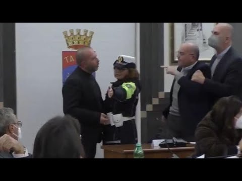 Lite in consiglio comunale a Taranto, i consiglieri Stellato e Abbate vengono quasi alle mani