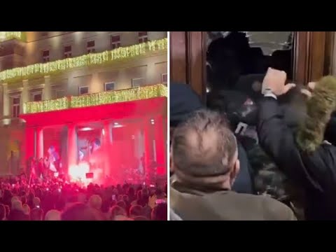 Migliaia in piazza a Belgrado contro presunti brogli elettorali: i manifestanti tentano...