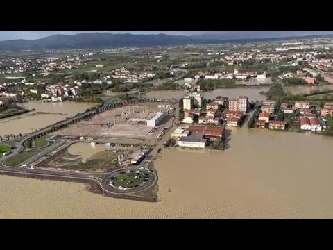 L&amp;rsquo;alluvione vista dall&amp;rsquo;alto: paesi acquitrino e montagne di mobili