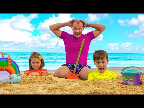 Max y Katy juegan con pap&aacute; en la playa