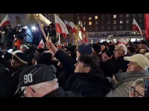 Demonstracja w obronie TVP,  Polacy zebrali się by  bronić wolnych medi&oacute;w ZOBACZ !