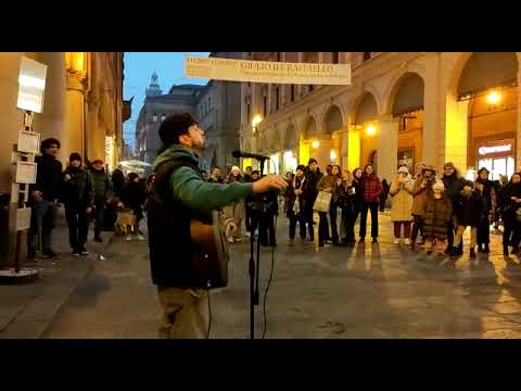 Artista di strada canta &quot;Bella Ciao&quot; - Live in Bologna