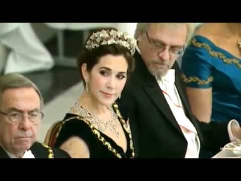 Princess Mary blocks cleavage stare