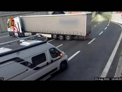 Fa inversione a U in autostrada: la manovra folle di un tir a Genova