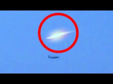 THIS UNEXPLAINED UFO FLIES OVER A PLANE!