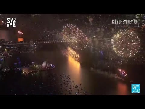 Sydney launches 8 tonnes of fireworks near iconic Harbour Bridge to ring in New Year &bull; FRANCE 24