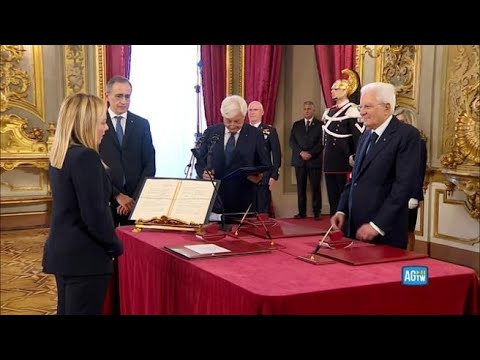 Giorgia Meloni emozionata mentre giura davanti a Mattarella