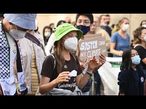 Clima, Greta balla e batte le mani con &amp;laquo;Bella ciao&amp;raquo;