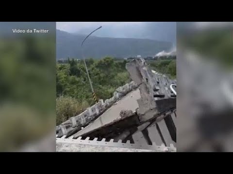 Taiwan: il treno che oscilla per la violenta scossa di terremoto e il ponte accartocciato