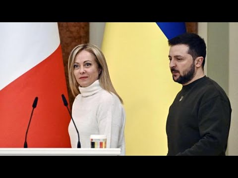 Blackout in conferenza stampa, Meloni traduce per Zelensky, poi scherza: &laquo;Sono un presidente...