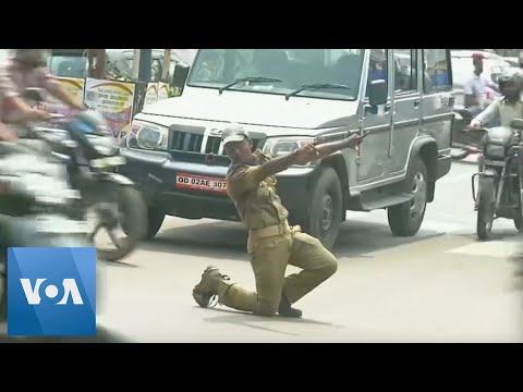 Indian Dancing Cop Directs Traffic With Style