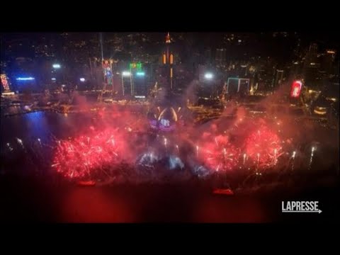 Capodanno a Hong Kong, lo spettacolo dei fuochi artificiali sul Victoria Harbour