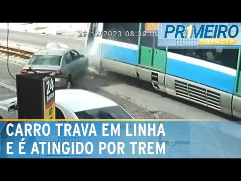 Flagra: Carro trava em linha f&eacute;rrea e &eacute; atingido fortemente por trem | Primeiro Impacto (28/12/23)