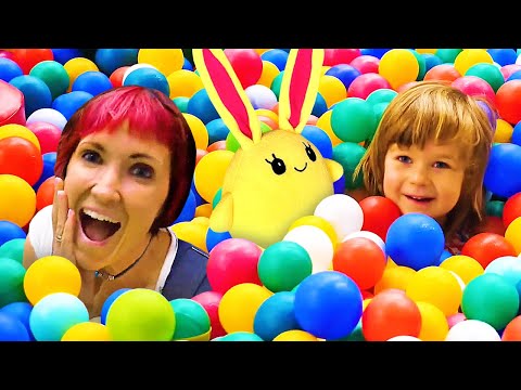 Kids play dolls &amp; Mommy for Lucky! Toy slide &amp; ball pit for kids - Family fun video.