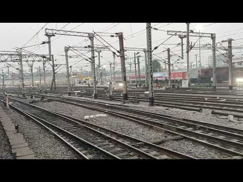 [Uncut video] Entering at Howrah railway station | India's largest station