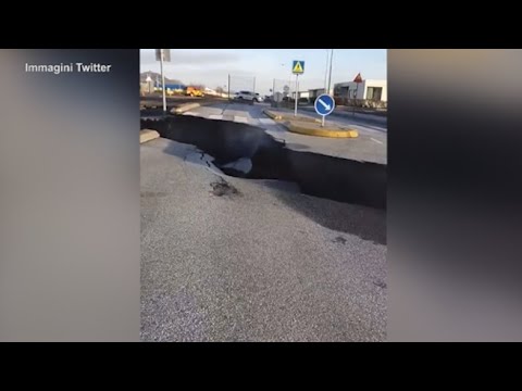 Strade squarciate in Islanda: il vulcano Fagradalsfjall minaccia l'eruzione