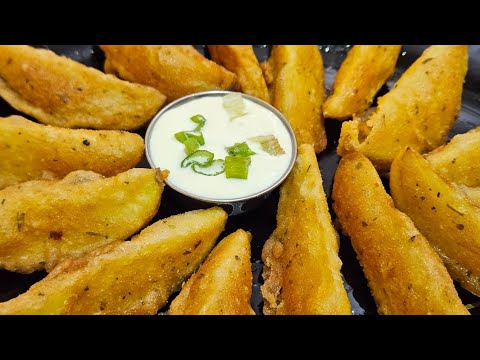 SUPER CRISPY Potatoes Wedges with Cheese Sauce.